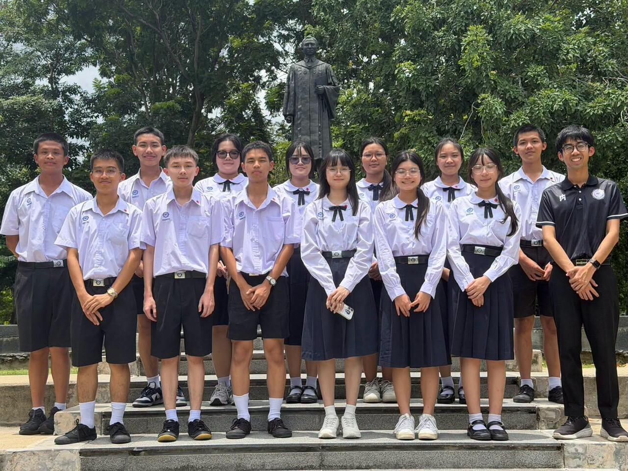 เด็กเก่งสาธิตองครักษ์-สร้างผลงานบนเวทีการแข่งขันเคมี