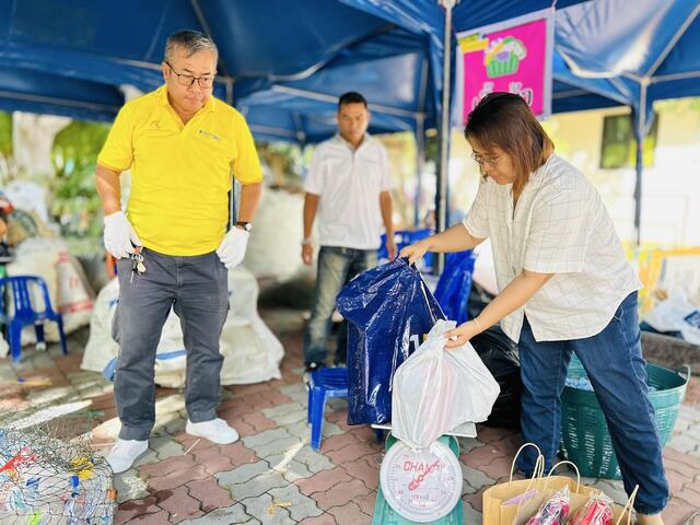 อาสาสร้างสุขบีแอลซีพีร่วมใจ-นำขยะรีไซเคิลสมทบและคัดแยกขยะในกิจกรรมทอดผ้าป่าขยะ