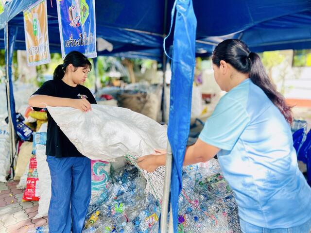 อาสาสร้างสุขบีแอลซีพีร่วมใจ-นำขยะรีไซเคิลสมทบและคัดแยกขยะในกิจกรรมทอดผ้าป่าขยะ