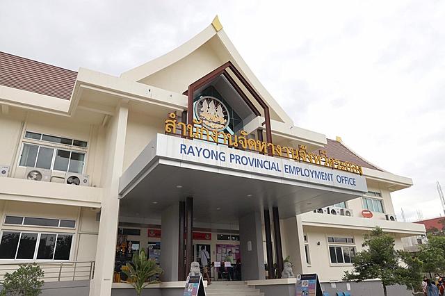BLCP-โดยนายอดิศร-วังมูล-ผู้อำนวยการสายงานบริหารและองค์กรสัมพันธ์-นำทีมเข้าร่วมหารือกับ-นายพิเชษฐ์-ทองพันธ์-จัดหางานจังหวัดระยอง-ตามความร่วมมือโครงการส่งเสริมการจ้างงานสำหรับผู้จบการศึกษาใหม่-(Government-Co-Payment)-เน้นผู้ที่มีภูมิลำเนาใน-จ-ระยอง-20201225214329