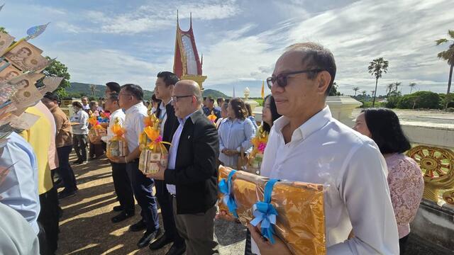 โรงไฟฟ้าบีแอลซีพี-ร่วมสืบสานประเพณีไทย-ทอดผ้าป่าสามัคคีวัดซอยคีรี