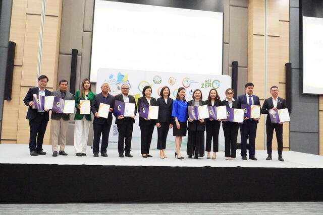 โรงไฟฟ้าบีแอลซีพี-ได้รับมอบประกาศเกียรติบัตรเครื่องหมายรับรองคาร์บอนฟุตพริ้นท์