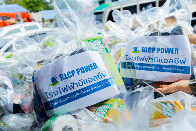 blcp-ห่วงใยชาวระยอง-ส่งมอบถุงยังชีพและน้ำดื่ม