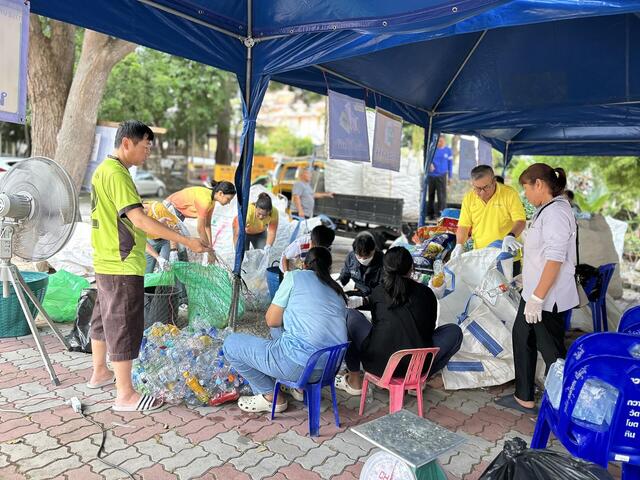 อาสาสร้างสุขบีแอลซีพีร่วมใจ-นำขยะรีไซเคิลสมทบและคัดแยกขยะในกิจกรรมทอดผ้าป่าขยะ