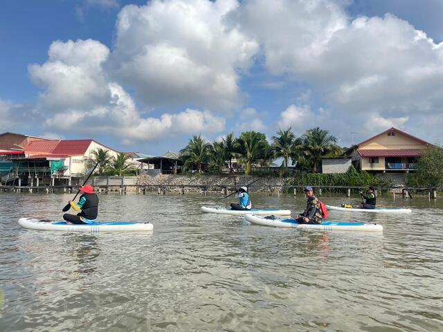 สืบสานประเพณีลอยกระทง-ณ-อัญมณีหนึ่งเดียวในระยอง-พายซับบอร์ดแห่ผ้าแดง