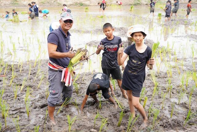 blcp-จับมือชุมชนคลองน้ำหูและภาคีเครือข่าย-ร่วมสืบสานภูมิปัญญาวิถีทำนาข้าว