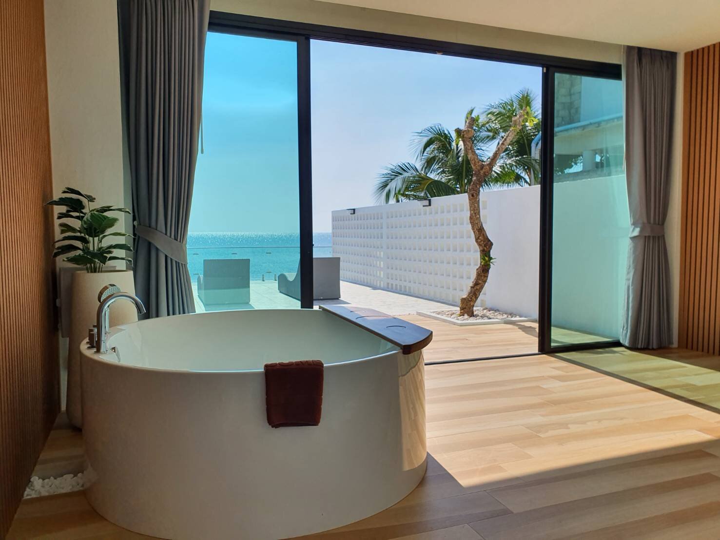 Oceanfront-Pool-Access-Suite-20230414142655