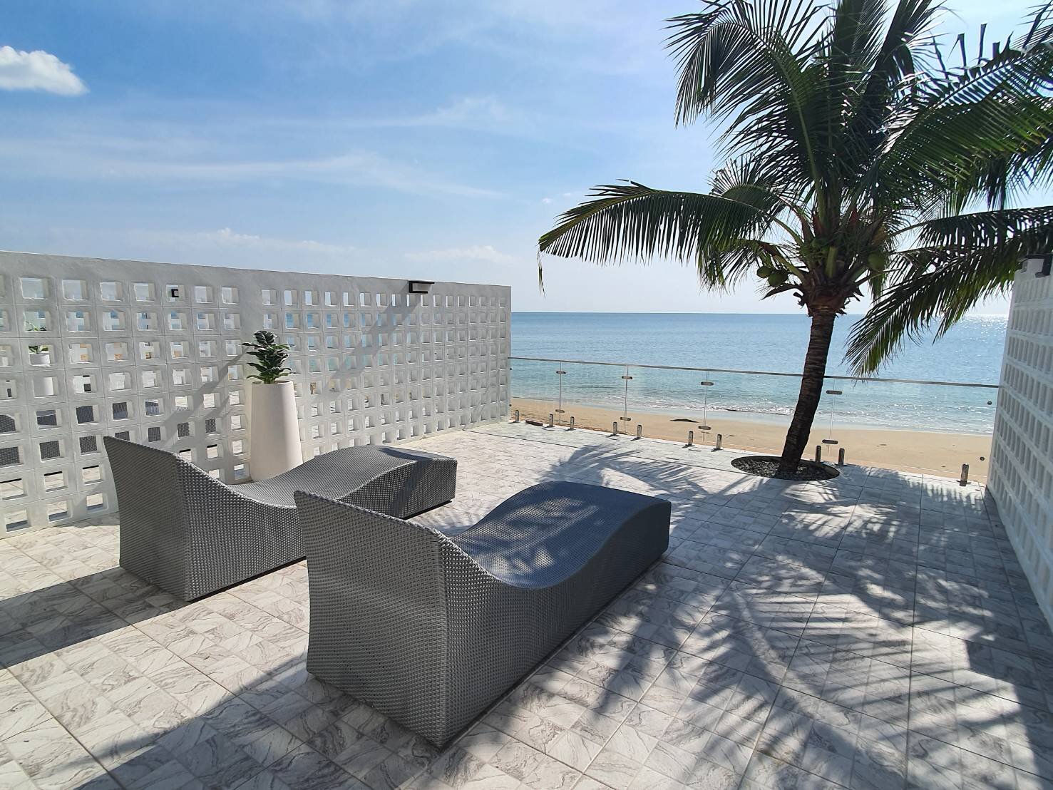 Oceanfront-Deluxe-Suite-20230414142458